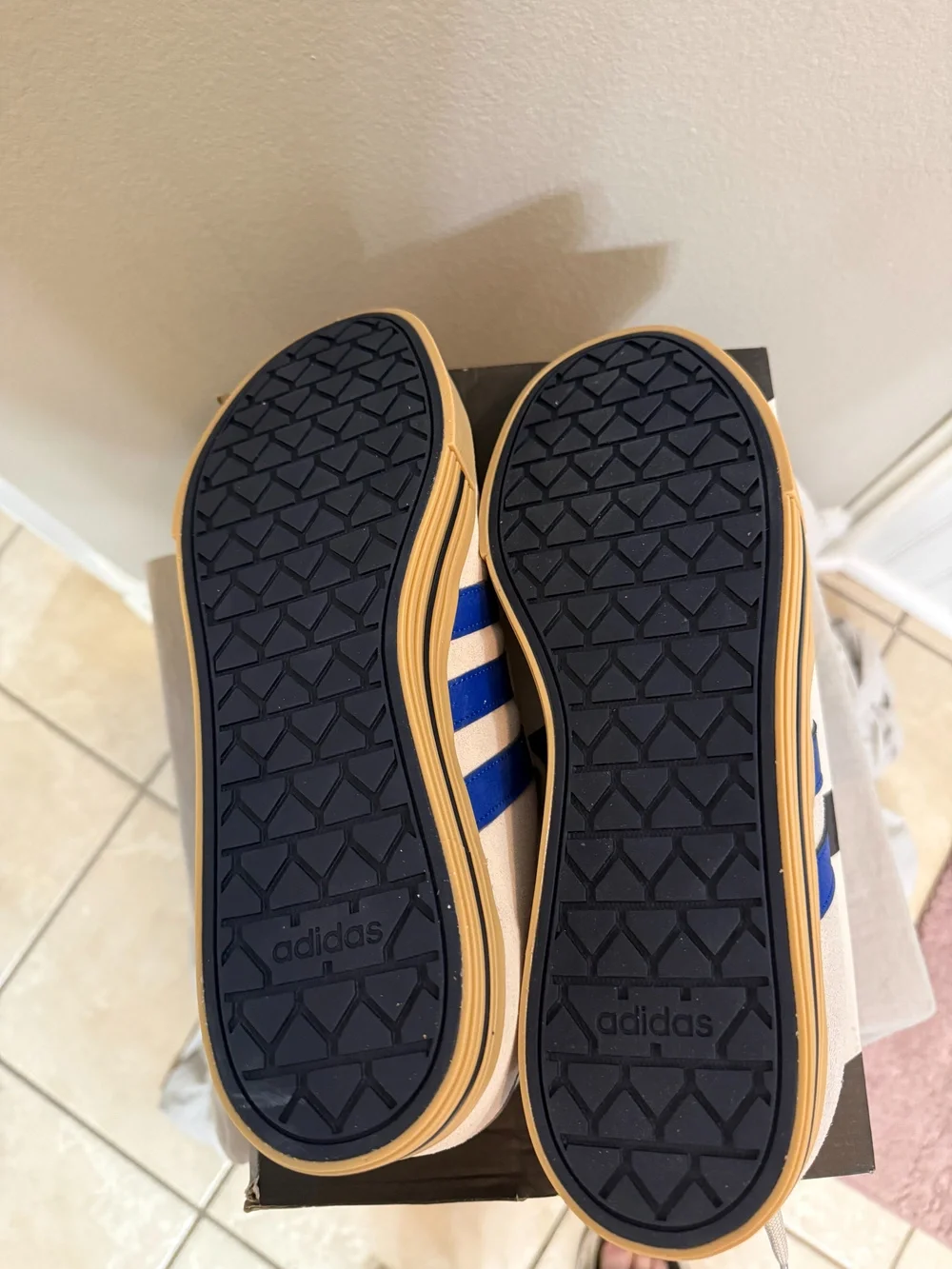 Adidas Daily 4.0 Sneakers Beige w/blue stripes Size 11 Men - Fits size 12 Women